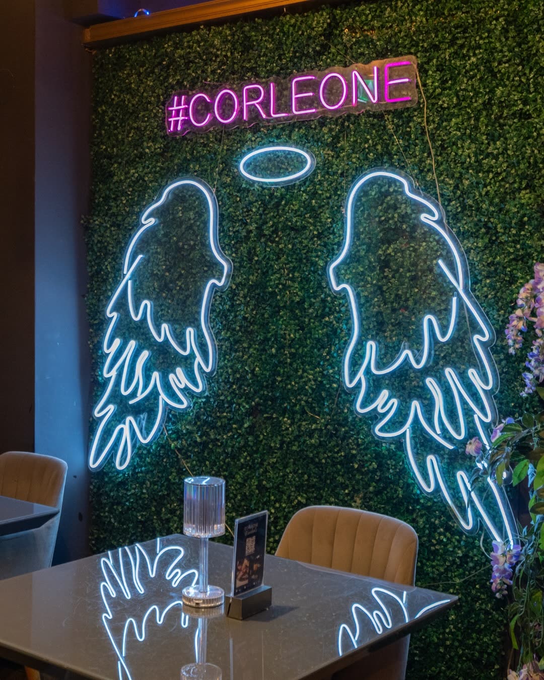 Leuchtende Corleone-Neonwand in der Lounge